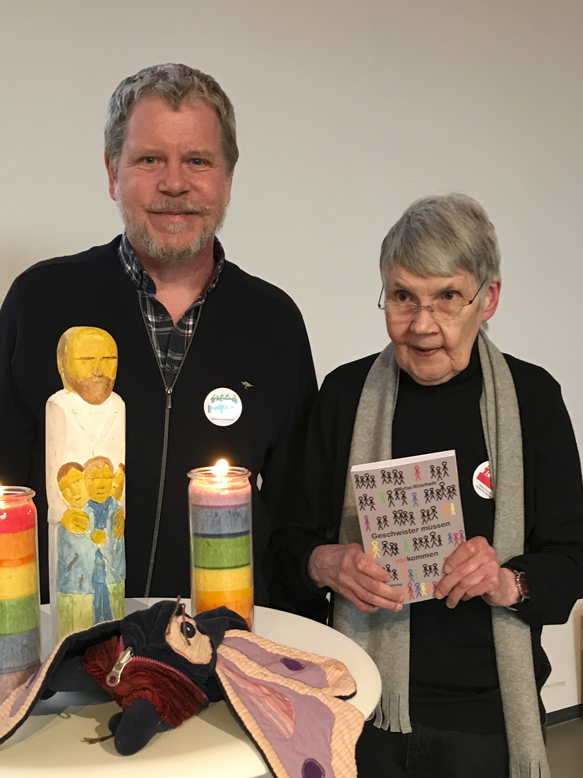 v.l.n.r.: Sebastian Conradt (Vorstand der DKG e.V.) und Marlies Winkelheide von der Janusz Korczak Geschwisterbücherei